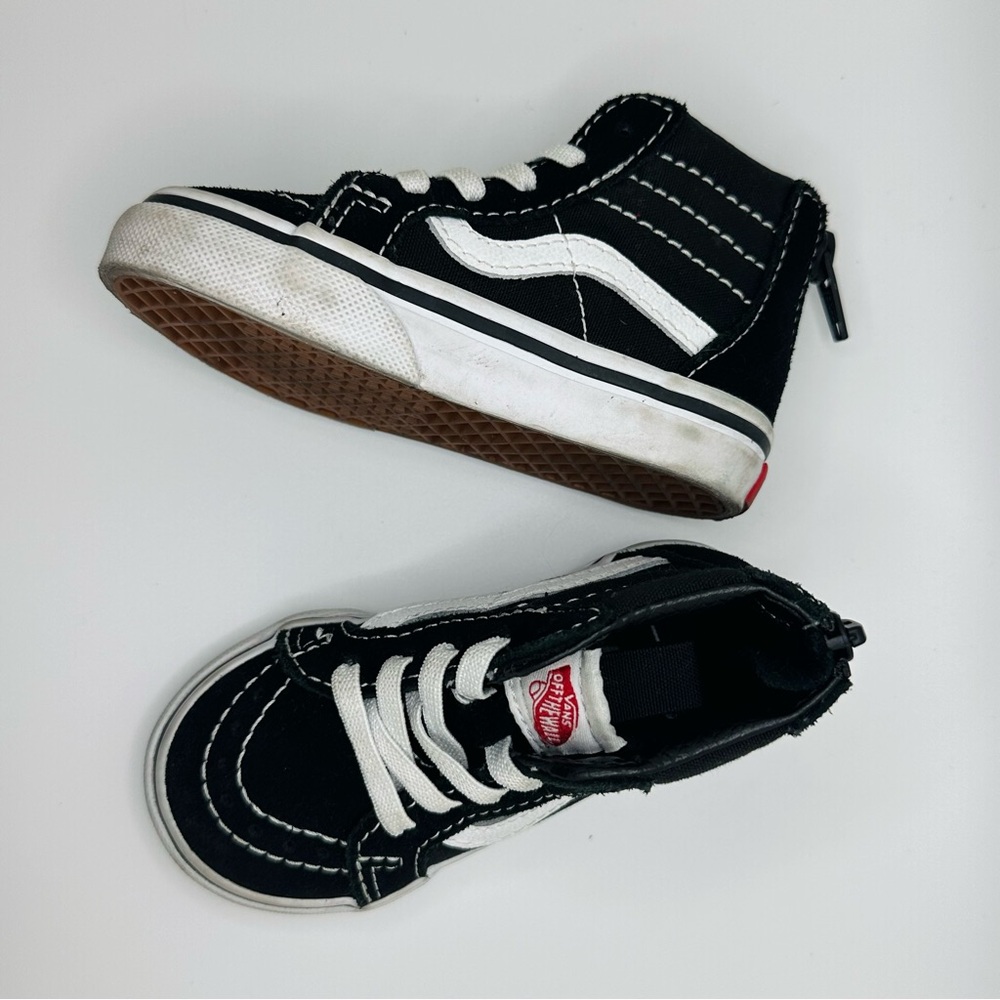 Legendary Sk8-Hi with Zippers for Easy In And Out Black. Size 5.5